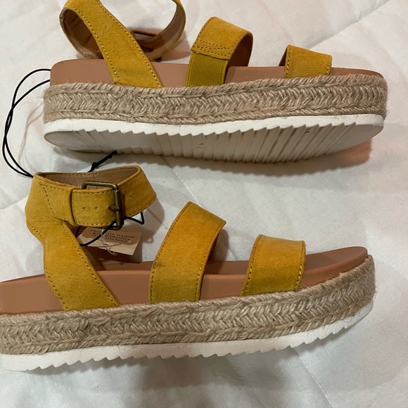 Universal Thread Mustard Yellow Target Sandle - Picture 2 of 3